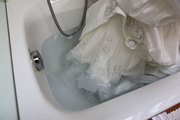 How to Clean your Wedding Dress Easily? 